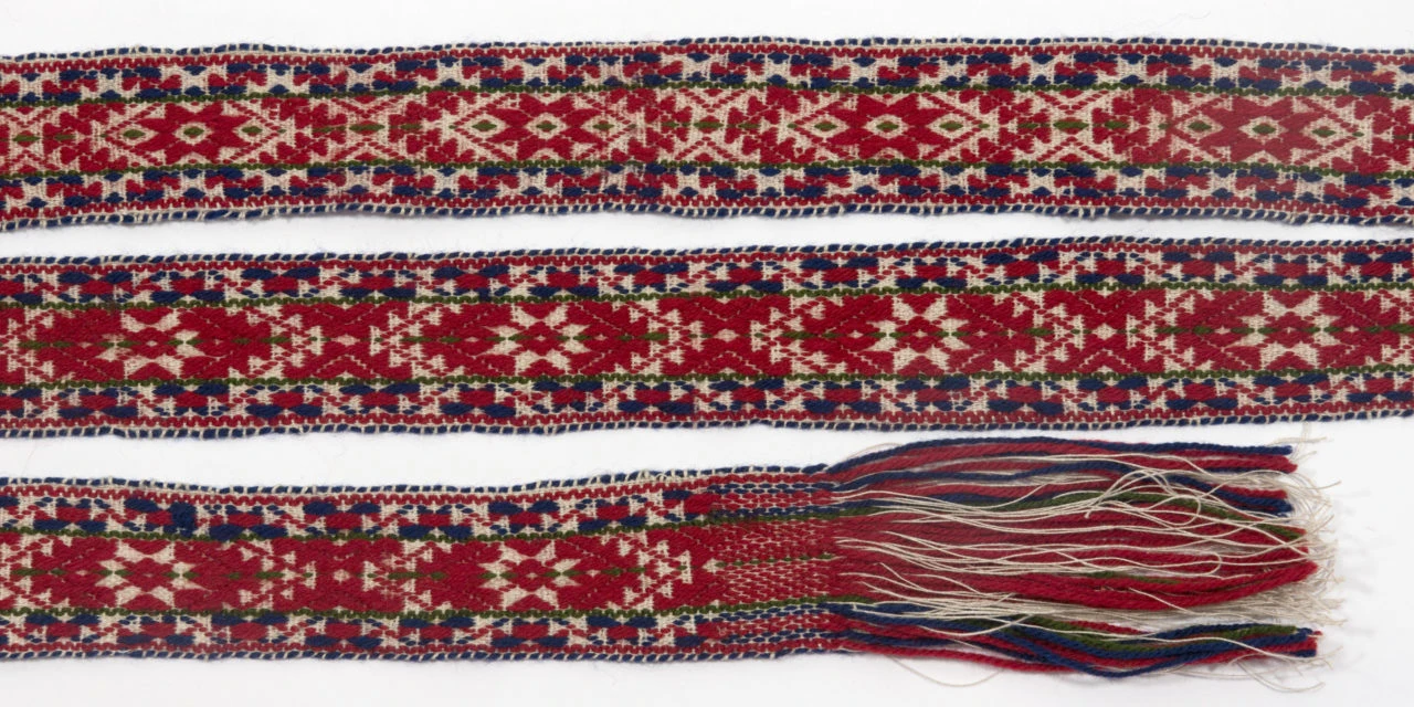 Pick-up belt weaving